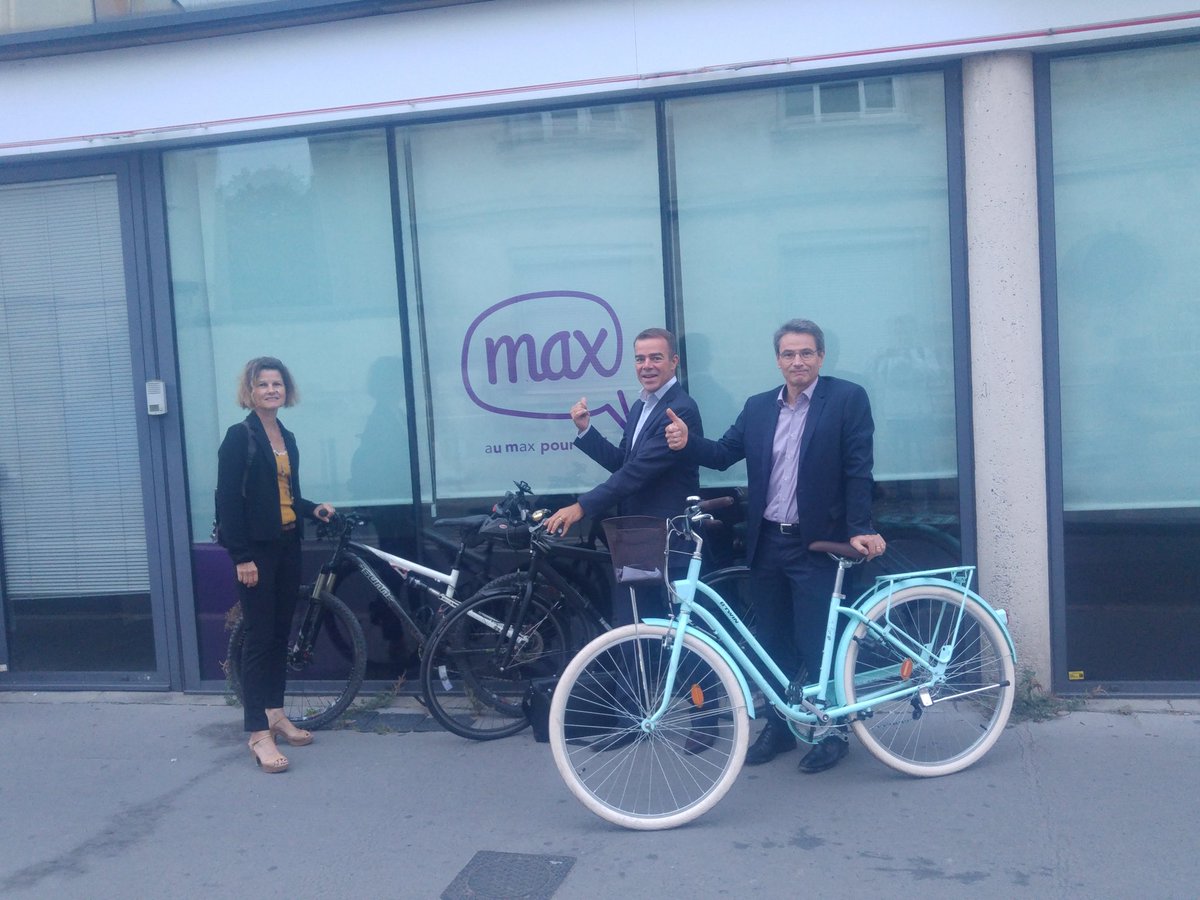 trade_fr's tweet photo. #SemaineDeLaMobilite  #arkea.  <HIER> Direction la reunion des managers @BordeauxArena 
La Direction de secteur Bordeaux montre l exemple... A bicyclette  ! https://t.co/2wPl0Q5uD8