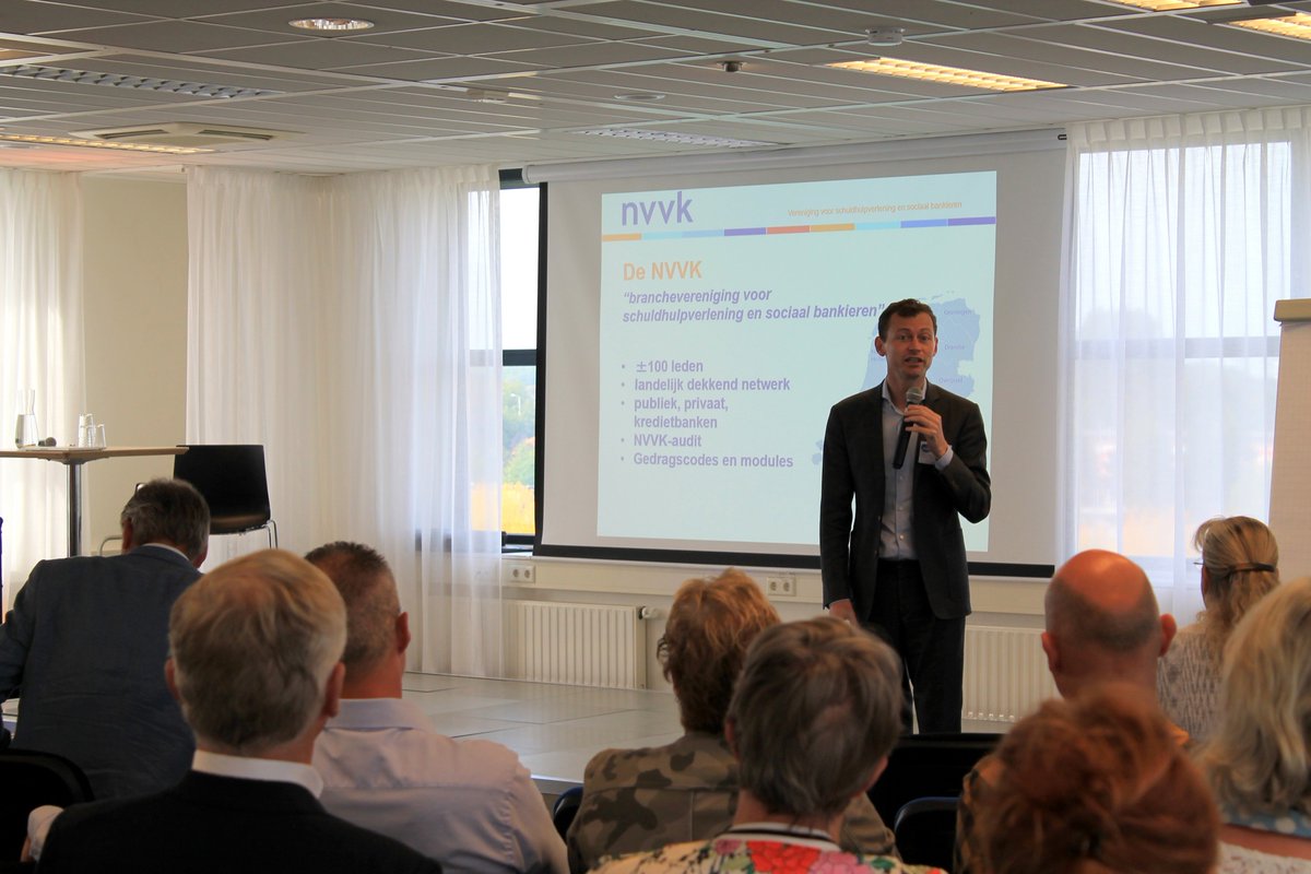 De seminar is afgetrapt door Marco Florijn. ‘Hoe schuldhulpverlening verlichting brengt binnen andere domeinen’. Hierna spreken Peter de Winter, Renate van Mil en Emile den Os nog over schuldhulpverlening.