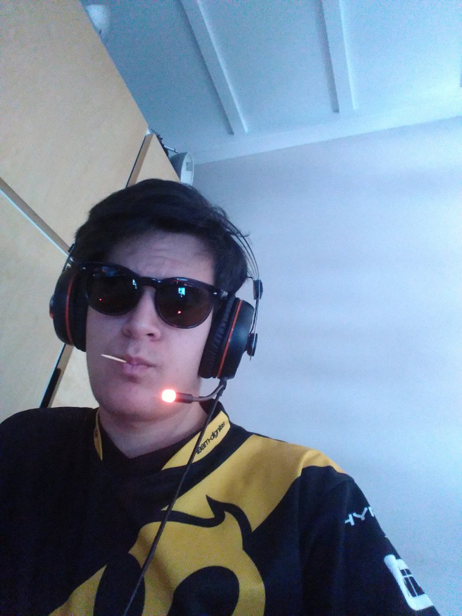 IGNSmiteLeague's tweet photo. Os presentamos a alguien:

- Manager de casters de la #ISL.
- Coach de JustF6.
- Escribe artículos para @FulleSports.
- La voz más sexy del panorama nacional. (Y no sólo la voz) 

¿Te suena?

Bienvenido @thealpha25! https://t.co/5Y6JL7zzXo