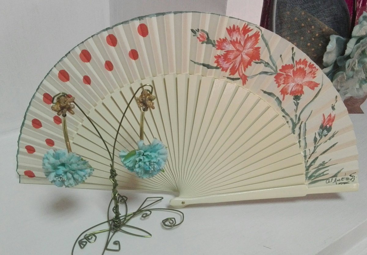 Abanicos pintados a mano y preciosos pendientes.