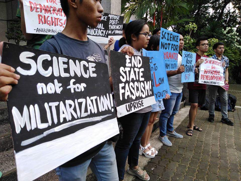 AghamYouth_UPD's tweet photo. HAPPENING NOW:  The CS community is holding a quick-response mobilization at the CS Library Steps, condemning the detention of nine environment defenders including two Agham Youth UPD members. 

#FreeChamberOfMines9
#DefendEnvironmentDefenders

📷: @arvinzoey https://t.co/MYzeT0mLL1