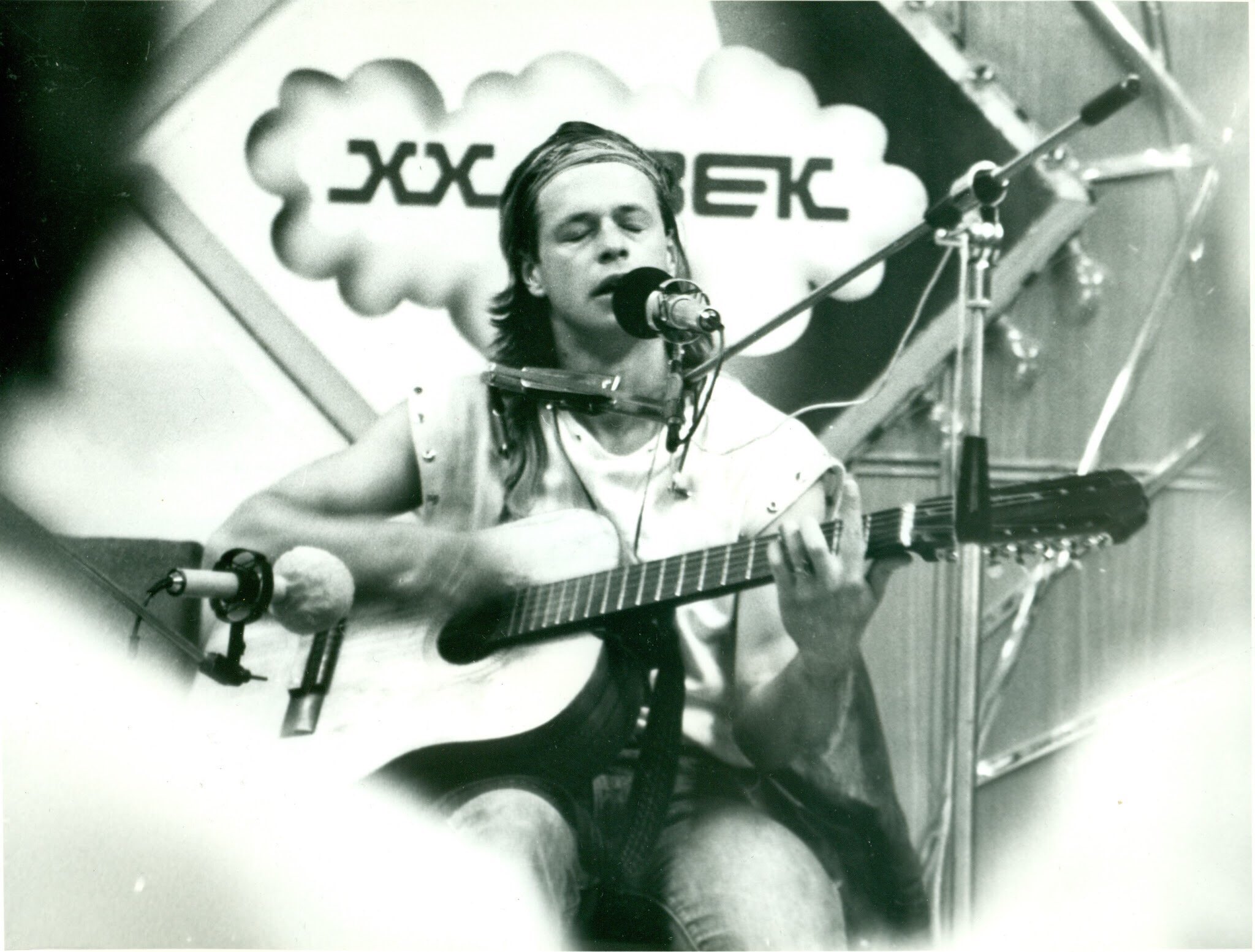 Гребенщиков под небом есть. Гребенщиков под небом есть. Гребенщиков аквариум город золотой. Группа аквариум город золотой. Гребенщиков под небом есть.