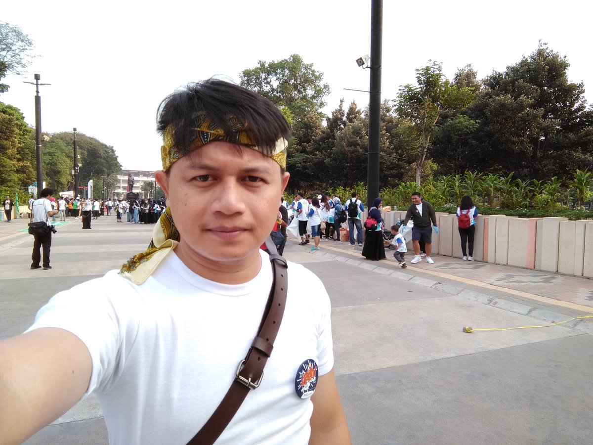 Salah satu relawan untuk #CleanUpJakartaDay2018 <a href="/inidadi/">​ᮓᮓᮤ ᮞᮨᮒᮤᮃᮓᮤ</a>

Ga cuma orang dewasa, banyak juga anak2 remaja yg ikut berpartisipasi.