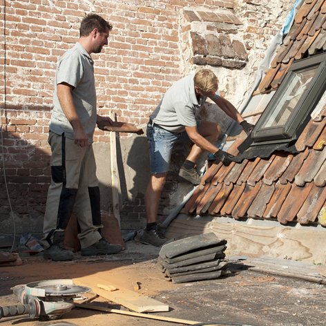 LindaRoelfszema's tweet photo. De #restauratie #Commanderij #Doesburg hervat, de toekomstige huisvesting van het @LaliqueMuseumNL. Gisteren zijn de #raamkozijnen oosterlijke aanbouw aangebracht. Vanochtend heb ik de #steigers opnieuw beklommen voor het #fotograferen vh leggen v #dakpannen. @erfgoednieuws https://t.co/B0oqCX78xR