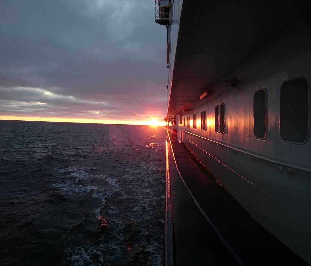 MelanieBergma18's tweet photo. #MSM77: All seems well during our annual checkup in brittlestar land, the shallowest station of #HAUSGARTEN observatory (1200m) #Arctic #deepsea. The sleep deprivation of night-time casts is made up for by visiting rays & beautiful sunrise painting our device pink :) @AWI_Media https://t.co/LRWQeSGeW6