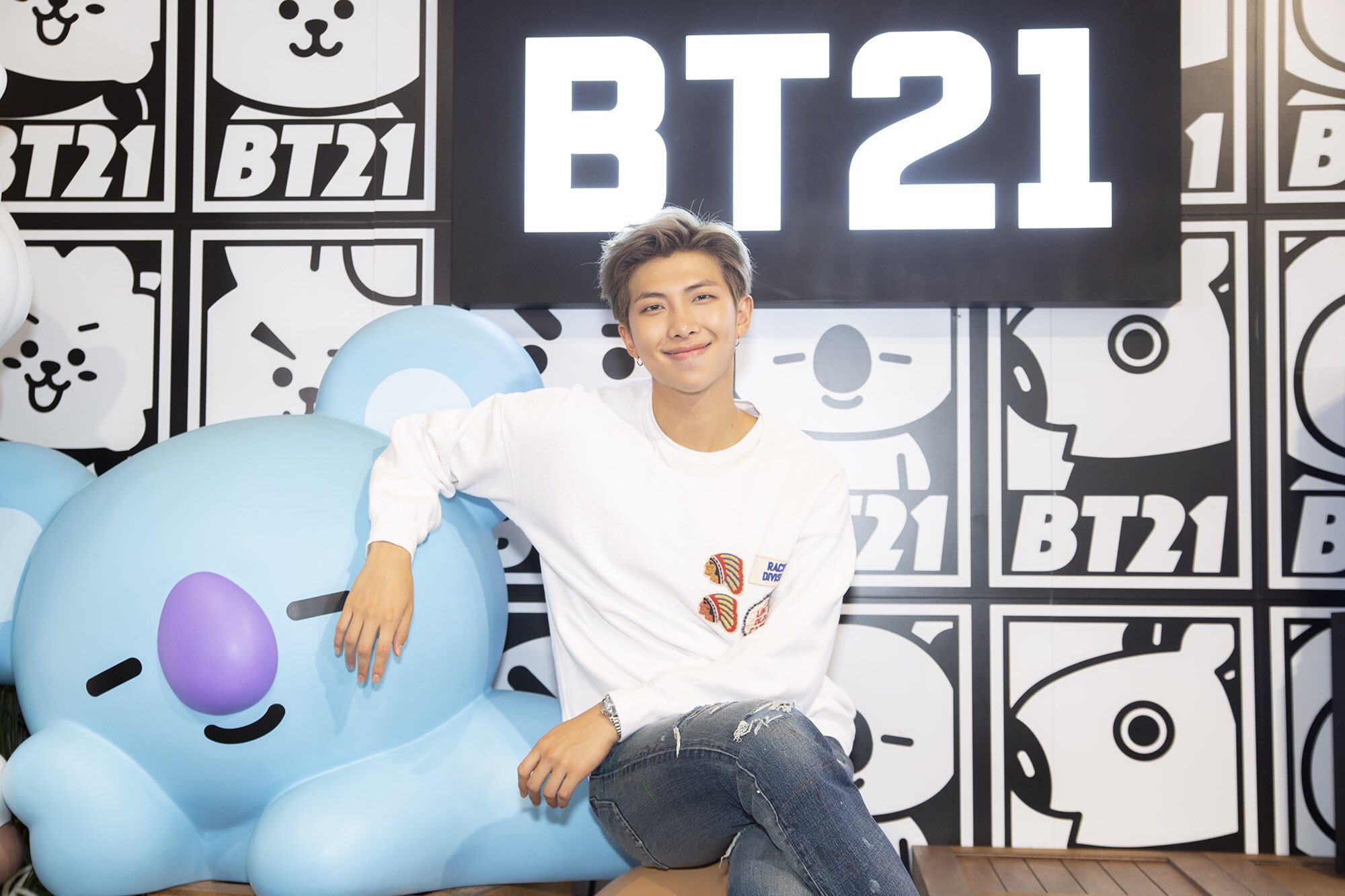 [Picture] BTS at Line Store in Hollywood – LA 180911 [180920]