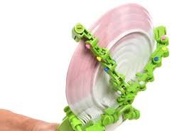Afwassen? Geen probleem met de gadget Kurasa Wash. Afwassen wordt zo een stuk makkelijker en leuker. De Kurasa Wash is een soort klem waar je een bord tussen kan doen en het apparaat doet de rest. Niet dat een bord afwassen nu zoveel werk is, maar toch leuk voor de heb!