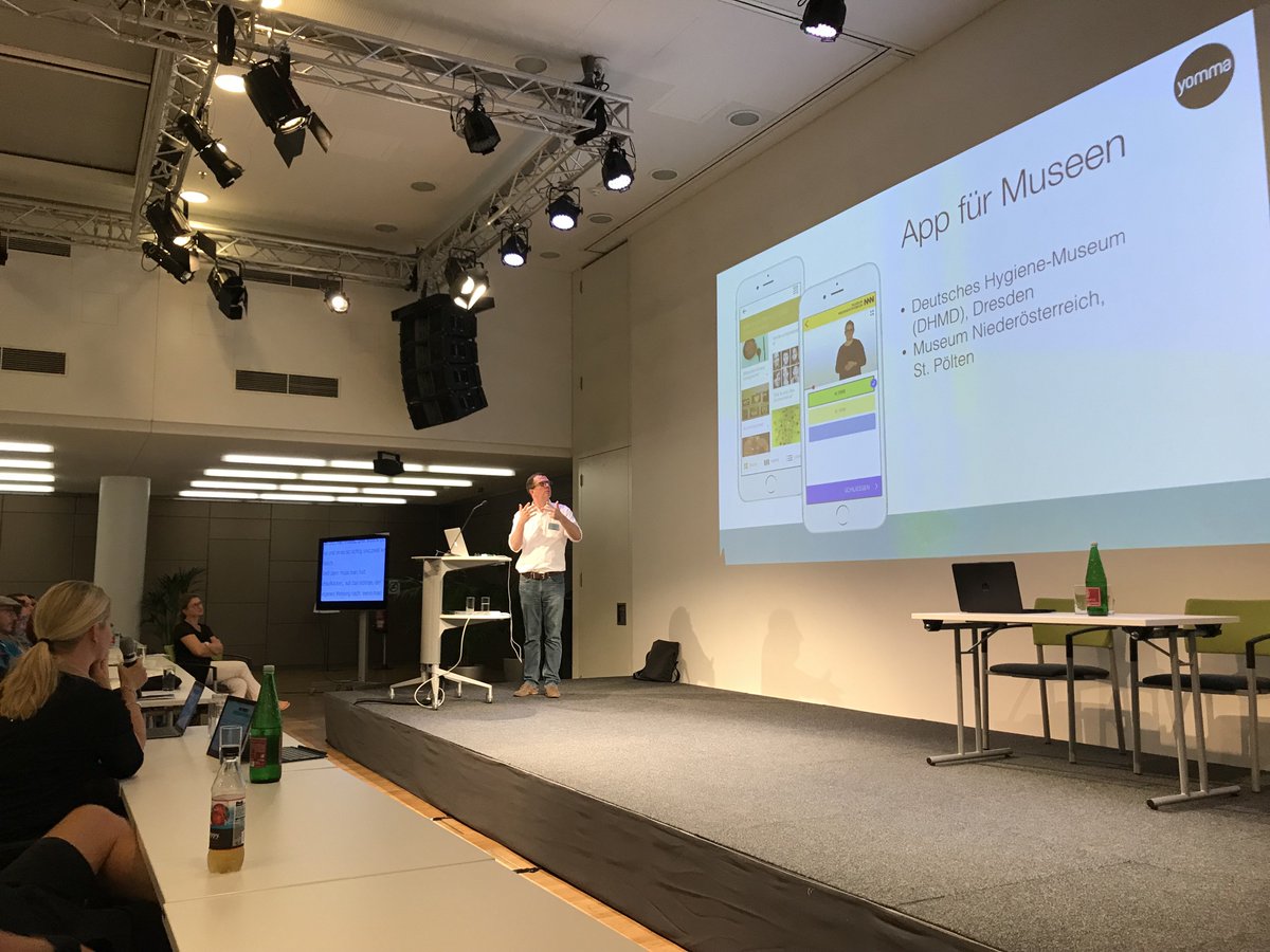 Henrik Müller von @yommaberlin stellt Angebote und Apps für gehörlose Menschen vor. Barrierefreiheit ist kein staubtrockenes Gebiet, sondern lebt von der lebhaften und modernen Umsetzung. Kübelt eure Vorurteile, Barrierefreiheit und gutes Design gehören zusammen 😉 #ATAG #a11y