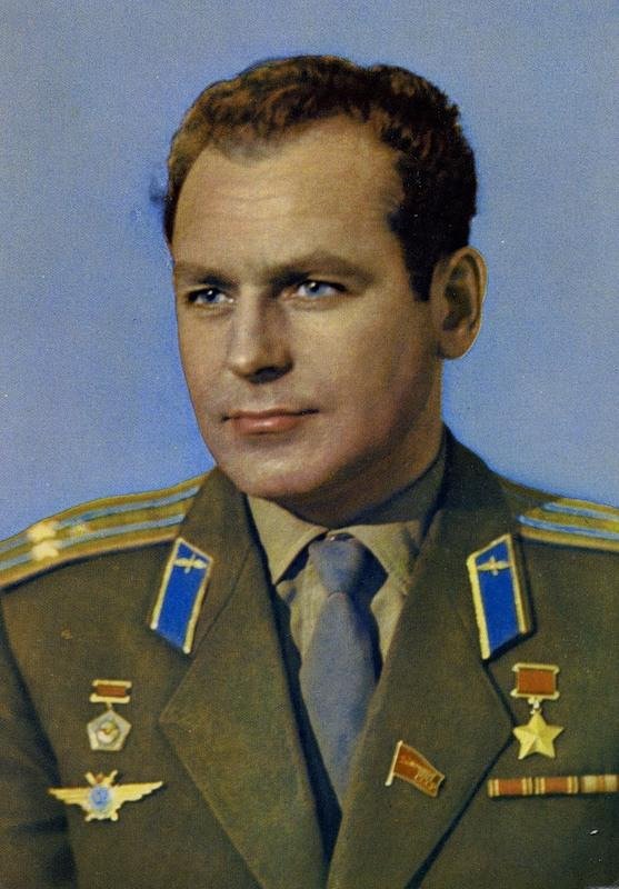 20 сентября скончался советский космонавт №2, дублер Юрия Гагарина – Герман Степанович Титов
Во время полета Герман Титов сумел сделать первые фото нашей планеты из космоса, впервые пообедать и поужинать в невесомости и даже поспать в космосе