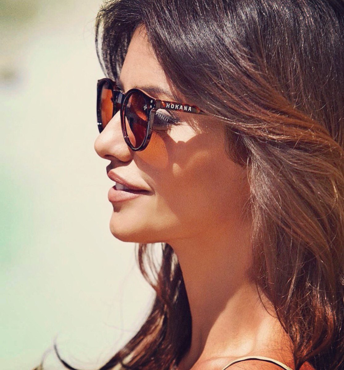 Clickche1's tweet photo. Porque el verano no es una estación del año, es una sensación. Y no se va siempre y cuando tú no quieras. ☀️🌸🏝
Guapísima nuestra @Monicacruz1977 👏🏽
Seguimos on fire 🔥 con @HokanaSun 🕶
.
.
#MónicaCruz #Campaign #picoftheday #Sunglasses #Advertising #Clickche #Work https://t.co/LxtZyVQ84q