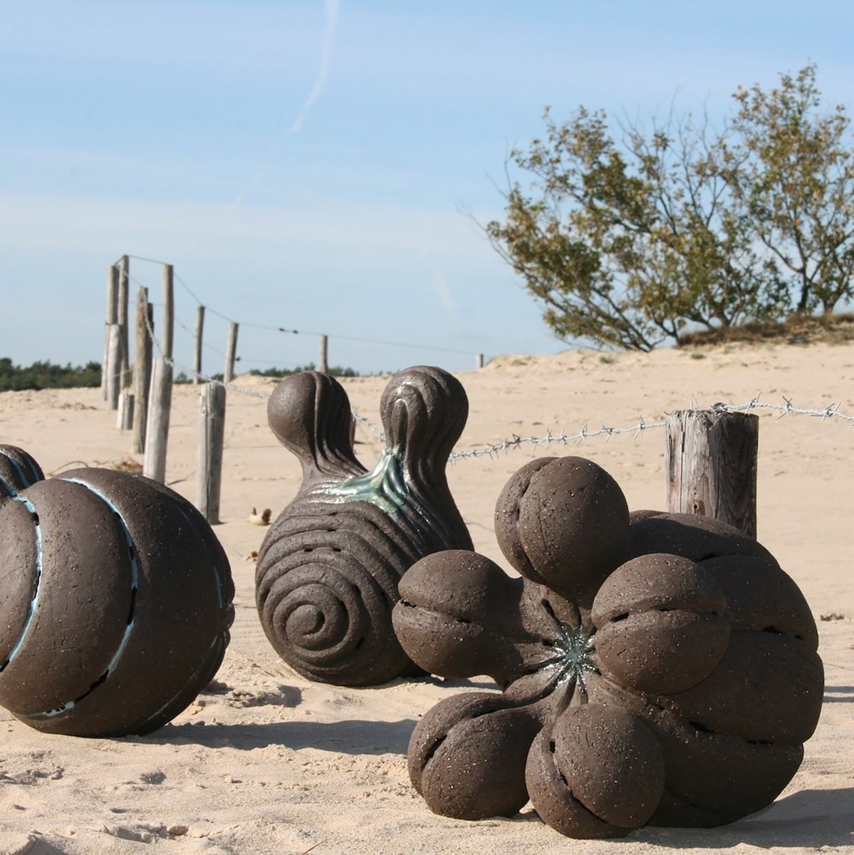 Op zondag 30 september om 14.30 vindt de officiële opening plaats van alweer de 4e Oktober Keramiekmaand! De hele maand oktober keramiek in de tuinen en gebouwen.