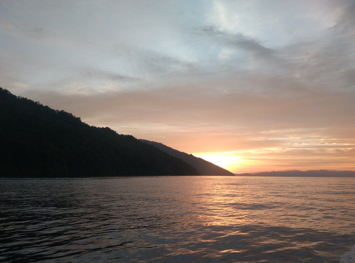 dh1nmst's tweet photo. Nikmati senja di tiplol matalibit https://t.co/WJDbYLEIgW