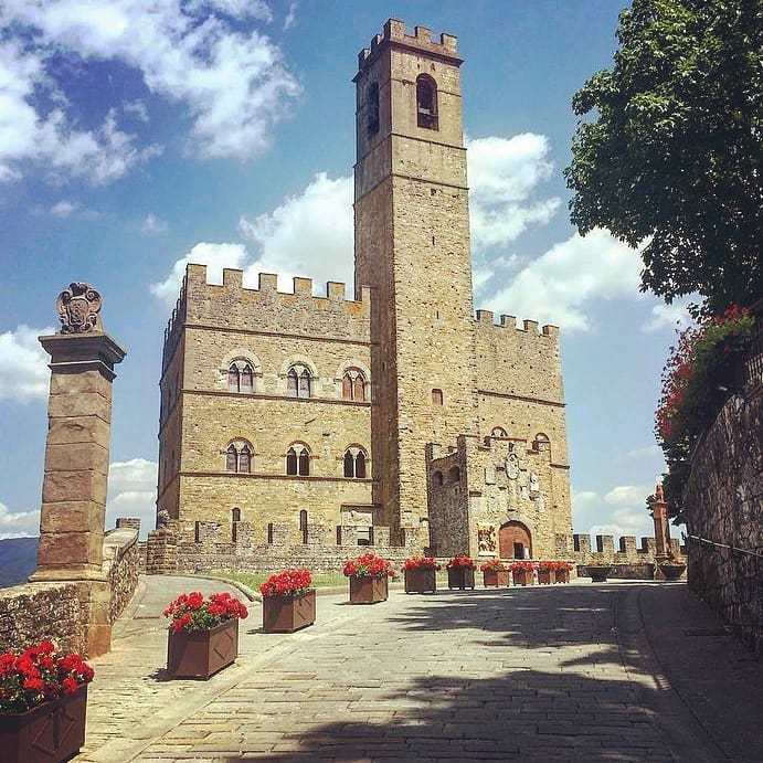Wonderful Castle of Poppi⠀ #love #tuscany #europe #italy #italia #visititalia #toscana #arezzo #poppi #ig_today #ig_europe #ig_italia #ig_toscana #ig_arezzo #volgoitalia #volgotoscana #volgoarezzo #travel #travelphotography #traveladdict #trip #explore #holiday #skyline #arc…