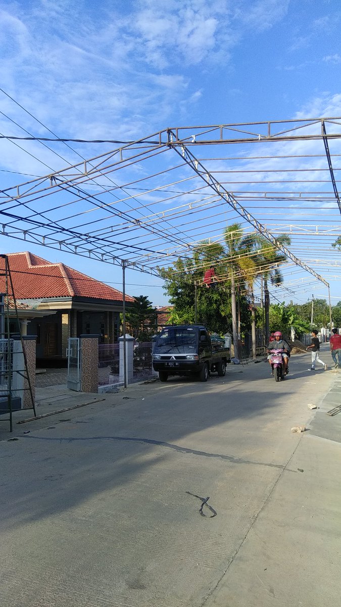 Loading dekorasi pernikahan di sebelah kantor gardu mukti pamanukan.
Dekorasi hub 081221108070
