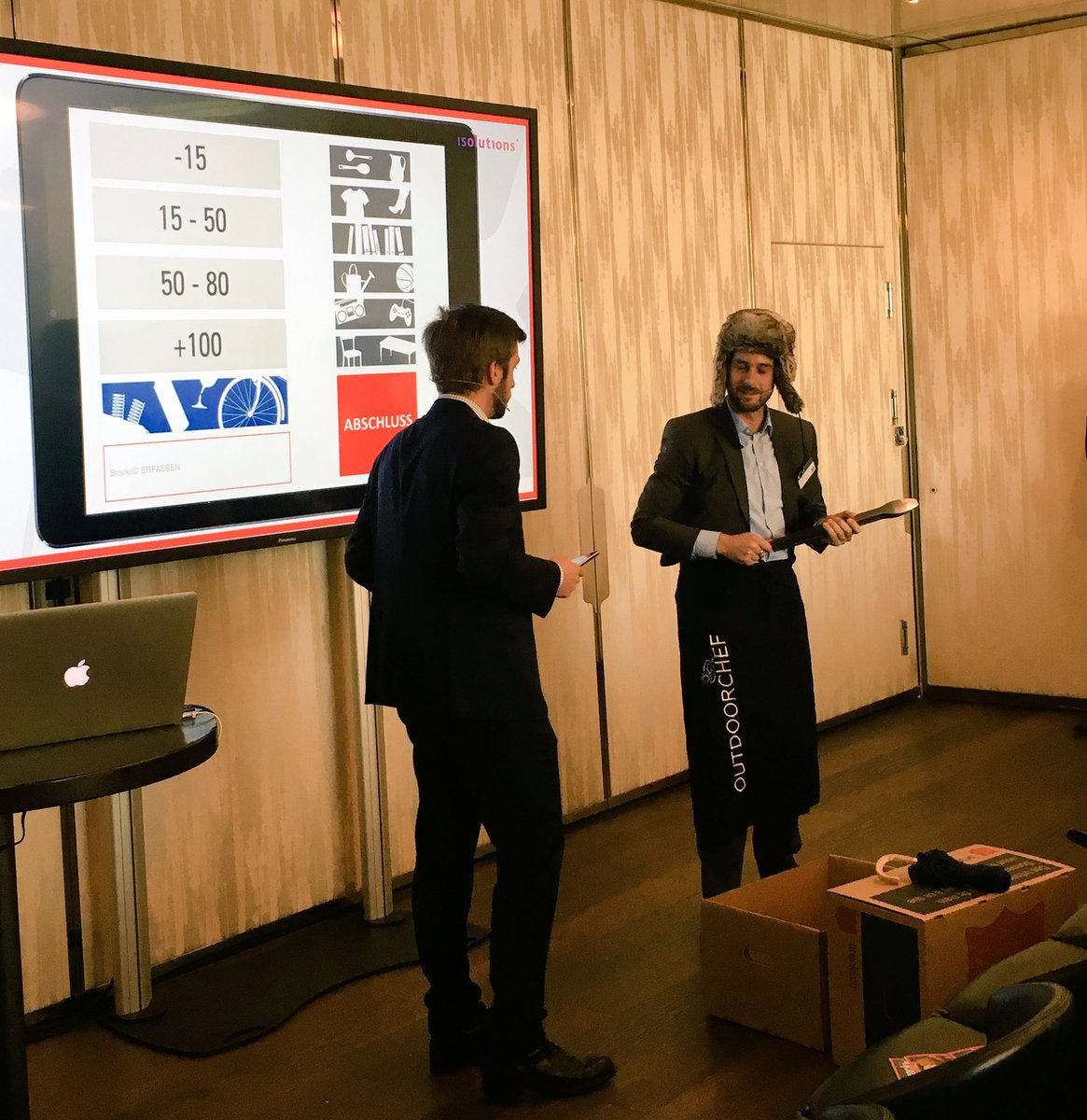 dzuber23's tweet photo. Voller Körpereinsatz in Zürich. Einführung der Brocki-Card 👍#brocki #isolutions #swissCRMForum #esbonline https://t.co/2ykXiRlvd2