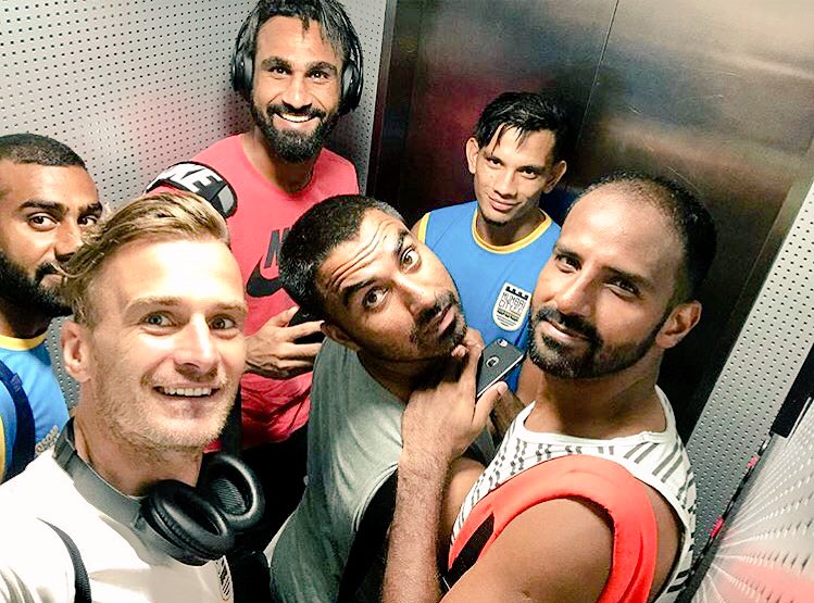 Lucian Goian takes a selfie with our Punjabi boys after an intense training session 📸  #BoleTohMCFC #TheIslanders https://t.co/zmaJ1VcD9w