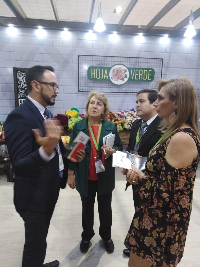 SENAE_Aduana's tweet photo. Ecuador es el tercer país productor de flores en el mundo y hoy somos anfitriones de la primera Feria Internacional Expo Flor 2018. Senae participa activamente en este encuentro, proporcionando información relacionada con la facilitación del comercio exterior.#FlorPremiumEC https://t.co/PDRME1uYzb