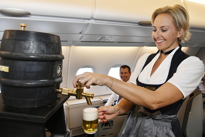 AFARmedia's tweet photo. #Lufthansa will be tapping kegs in-flight to celebrate Oktoberfest https://t.co/Z9rZ3ltnHW @lufthansa https://t.co/ndxqFKbKPM