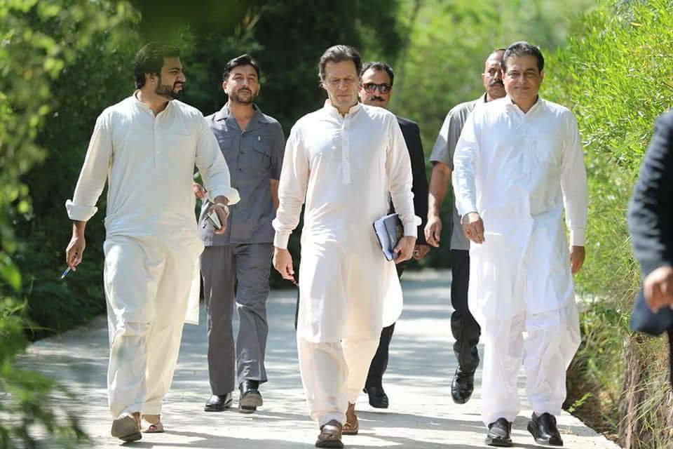 ALIShoaibCheem2's tweet photo. PM Imran Khan arrives at Chairman's Sectt in Bani Gala. https://t.co/0yQCATzFiM