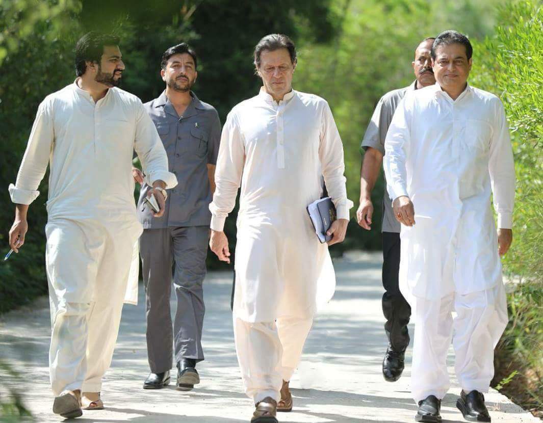 ALIShoaibCheem2's tweet photo. PM Imran Khan arrives at Chairman's Sectt in Bani Gala. https://t.co/0yQCATzFiM