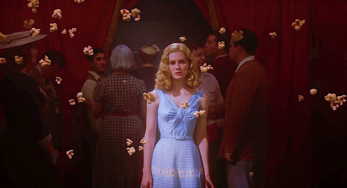lolitascak3's tweet photo. Big Fish (2003) เป็นหนังแฟนตาซีที่เราอยากแนะนำมากๆ เรื่องเกี่ยวกับผู้ชายคนนึงที่มีชีวิตสุดแสนมหัศจรรย์ เช่น เคยเจอกับยักษ์ นางเงือก แม่มด มนุษย์หมาป่า ฯลฯ เขาเป็นคนชอบเล่าเรื่องให้สนุก เพราะงั้นถ้าสมมติให้เขาเล่าถึงเรื่องความรัก เขาก็จะเล่าว่าเวลาจะหยุดเดินตอนเราตกหลุมรักใครซักคน https://t.co/yMnuNkTRj8