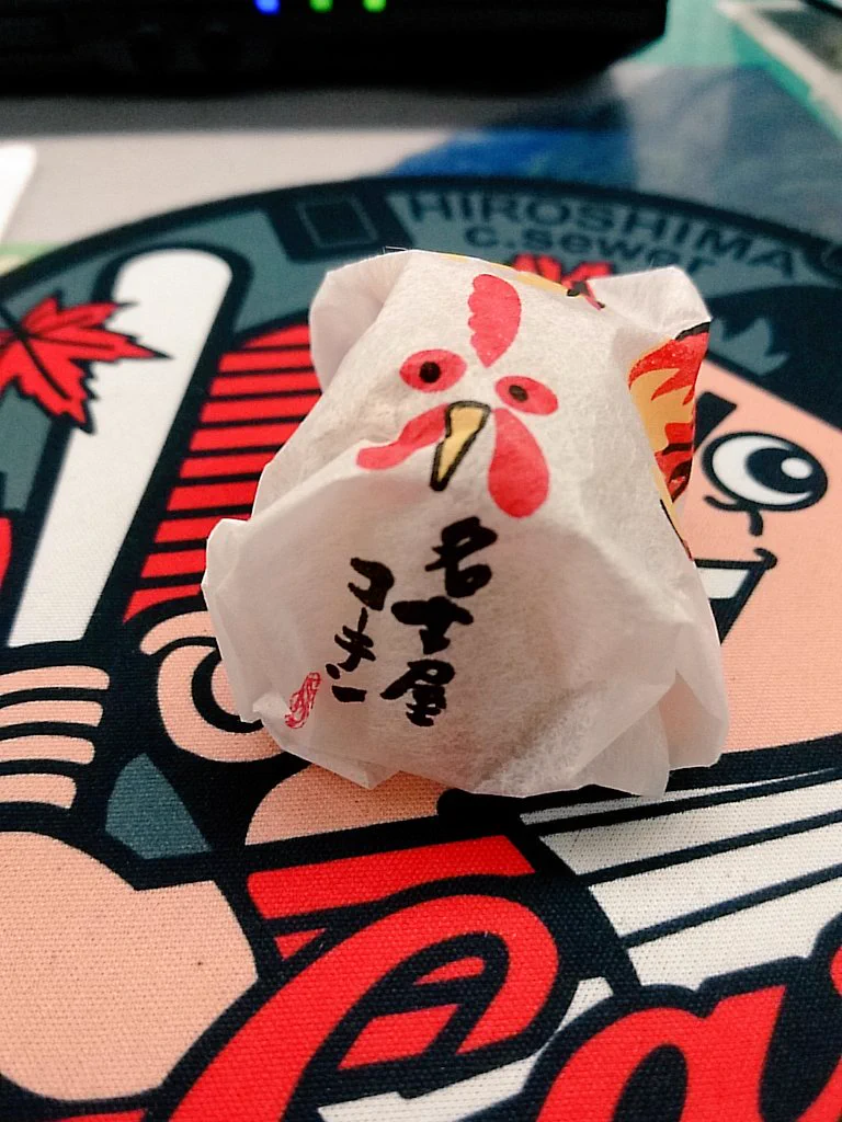 これが名古屋コーチンのお菓子ね…。パクりだし目怖いよww
