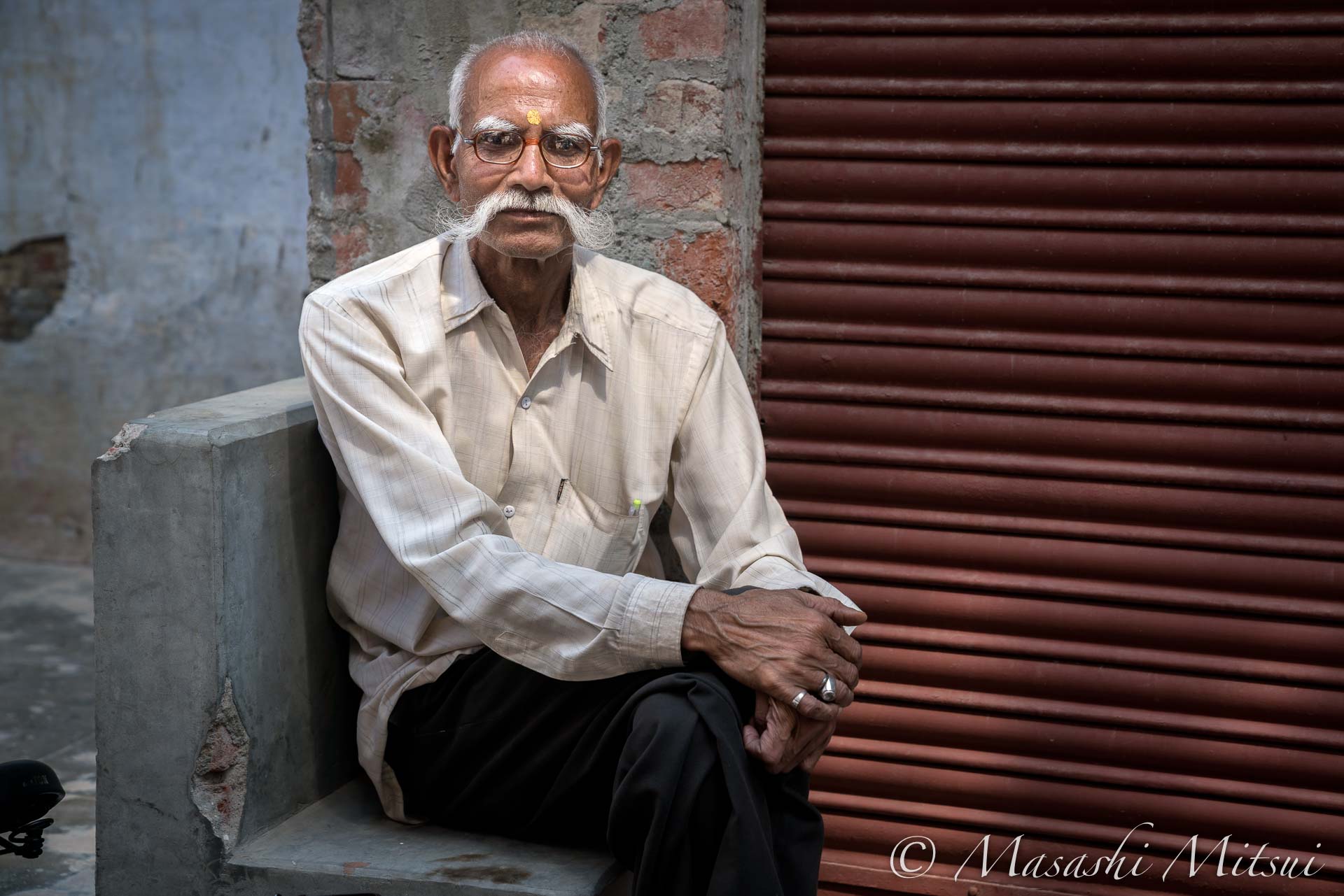 ট ইট র 三井昌志 インドの男は渋すぎる 白いヒゲも 白い眉毛も 白髪も 白いシャツも すべて白で統一されたファッショナブルな老人が路地裏にいたんだけど わざとらしさが全くなくて ごく自然に座っていたのがカッコ良かった 本物のオシャレって