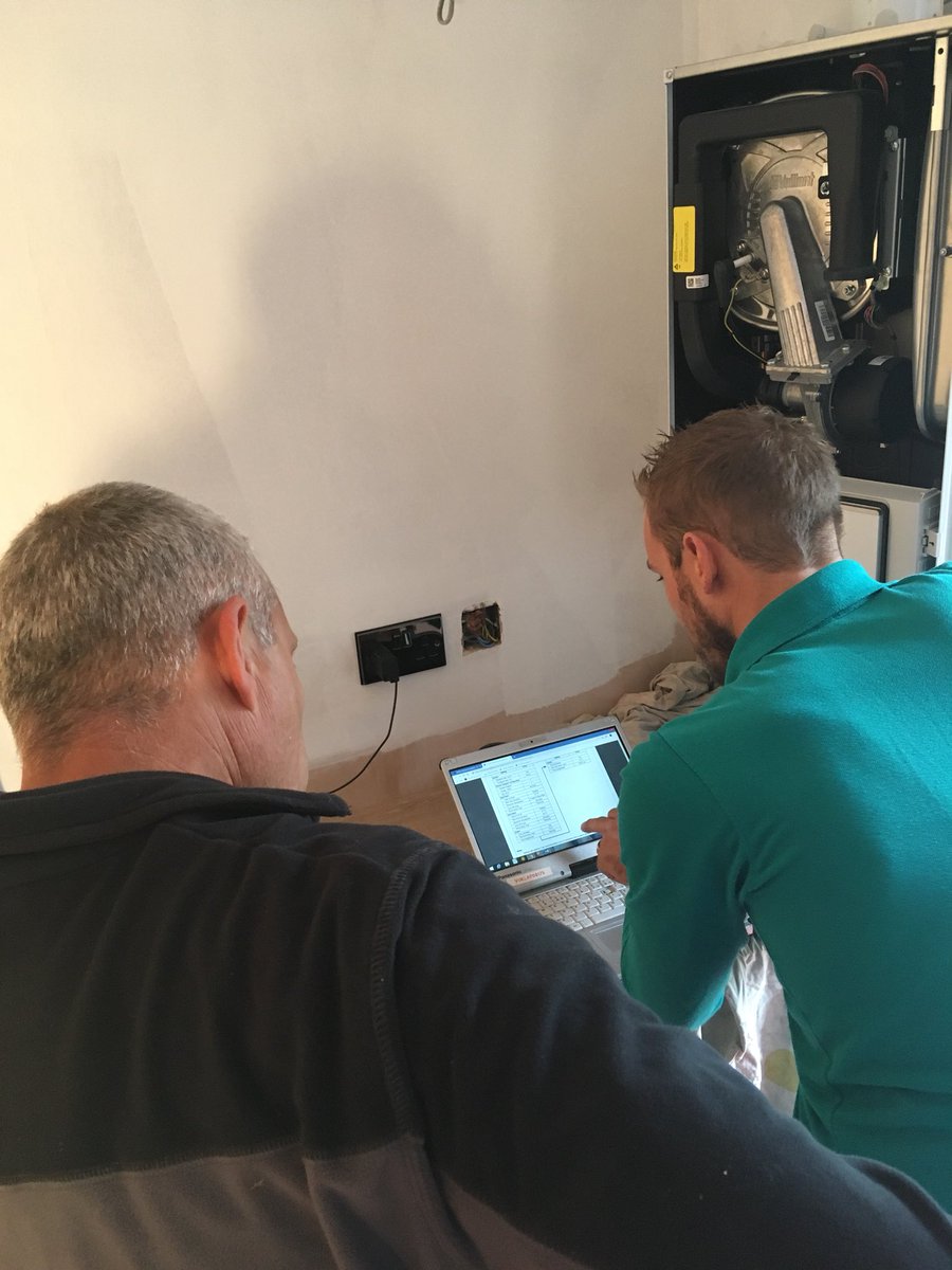 MarkMLJ's tweet photo. #Vaillant service &amp; sales working together closer to enhance the installers journey from guidance/specification through to on site training EcoTEC Exclusive 627 with Unistor cyl &amp; VRC700/2 controls.  Thank you @RothwellO &amp; Dave* for your support (not on twitter yet*) #Teamwork https://t.co/dFvtPdqd9C
