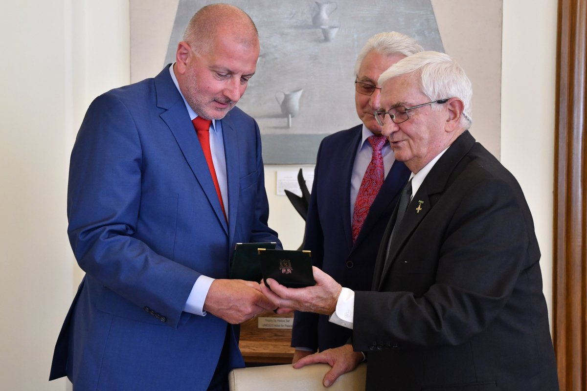 dutkiewiczrafal's tweet photo. Z wdzięcznością przyjąłem dzisiaj pamiątkowe medale od Związku Sybiraków. Dziękuję. https://t.co/U02jwIXL85