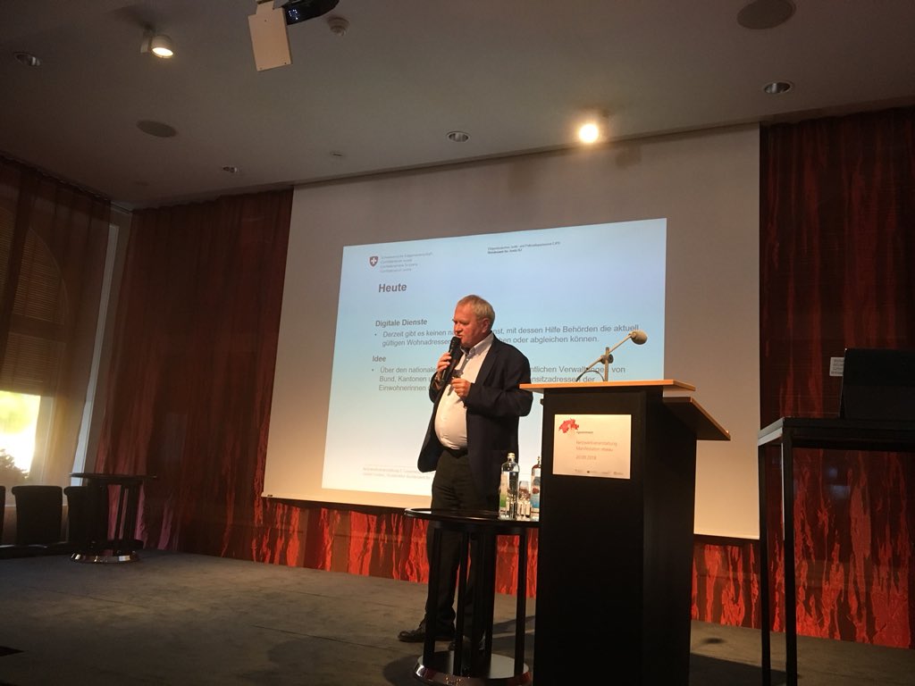 DigitalGovCH's tweet photo. Warum braucht die Schweiz Nationale Adressdienste? Daniel Gruber, Vizedirektor des Bundesamts für Justiz erklärt es an der #eGovNetwork 2018 https://t.co/eZLaV2095n