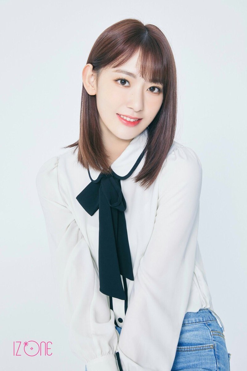 sakurarchive's tweet photo. HKT48’s                                 IZ*ONE’s
saku chan                              sakura https://t.co/xvn5PNxDPw