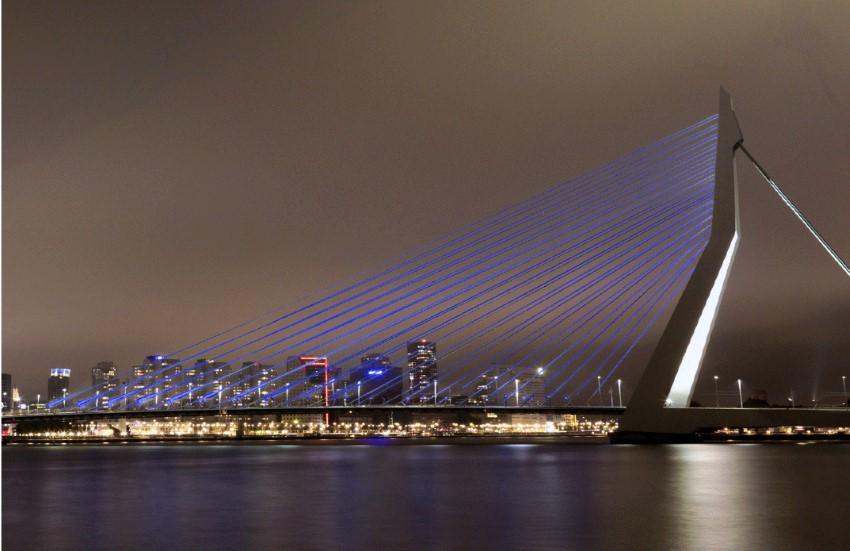Fantastisch: morgenavond op #WereldAlzheimerDag kleurt de #Erasmusbrug blauw, de kleur van het #vergeetmijnietje. Hiermee vragen we aandacht voor #dementie, de ziekte die steeds meer mensen treft. alzheimer-nederland.nl/nieuws/erasmus… #samenopWAD