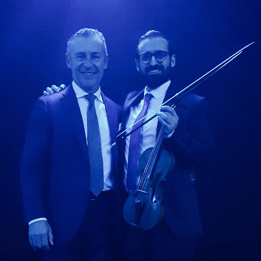 End tour photo under the Spanish moonlight with #PaulDyer. Great success at @MelbRecital! 
Thank you all @AustBrandenburg 👏🏼👏🏼
...
...
#Australia #blue #night #concert #violin #baroqueviolin #baroque #barroco #earlymusic #musicaantigua #Spain #musiclife #spanish