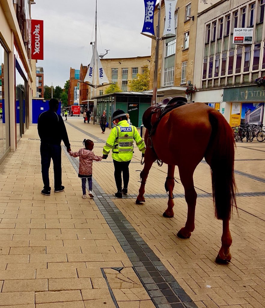 Cath57038315's tweet photo. Puts foot patrol in a whole new light.#communitypolicing #unmounted #lovepolicehorses https://t.co/eVPmmlkf5A