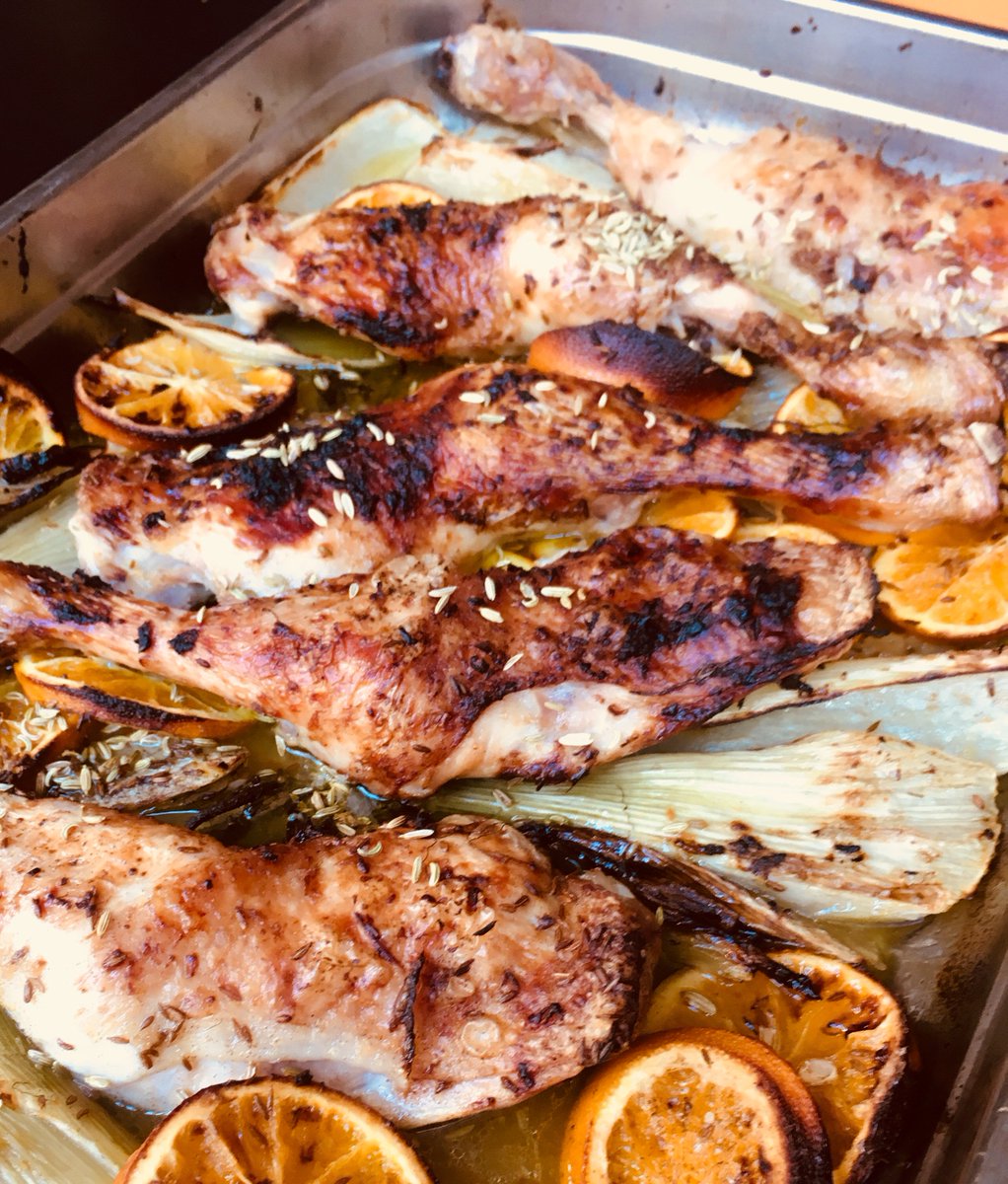 Één van de daggerechten voor vanavond; Geroosterde kippenbout met venkel, sinaasappel, krieltjes, pernod, venkelzaadjes en kervel. #haarlem #bio #kip #uiteten