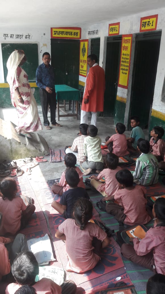 SwachhSambhal's tweet photo. Block development officer in conversation with the school staff and students for #SwachhataHiSeva #स्वच्छता_ही_सेवा @CMOfficeUP @swachhbharat @sbmgup #ZSBP #zsbpup https://t.co/e653IZu4GJ