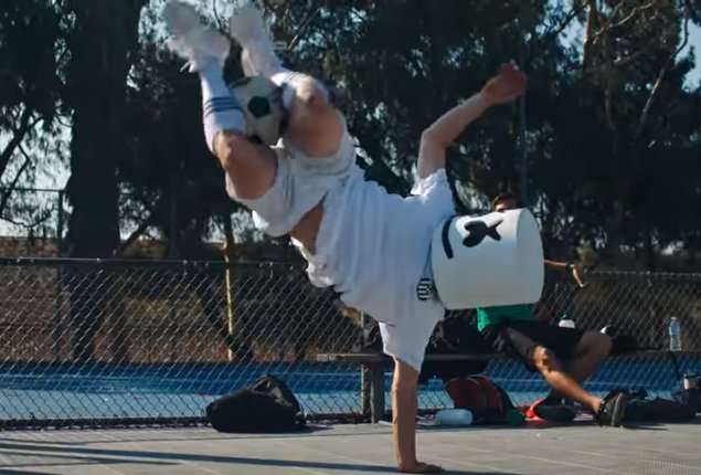 h_farandula's tweet photo. El #dj #MarshMello estrenó el video de su más reciente sencillo #Stars, primer corte musical de su nuevo álbum electro-pop #JoytimeII. En el videoclip podemos ver a Mello luchando por convertirse en un jugador de fútbol y logrando su objetivo . https://t.co/zwRpVLlzsz 👈👁️. https://t.co/751c0QWKVc