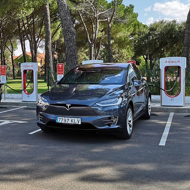 EnClaveGeek's tweet photo. Tenemos cargando al 'pequeñajo' en el #supercharger de Tordesillas. En los próximos días os iremos contando novedades 😉

Si queréis podéis dejarnos preguntas en los comentarios y os responderemos a todos!!! #tesla #supercharger #modelx #models #supercar https://t.co/rWZ29XLEph https://t.co/D9nNoe3Q2G