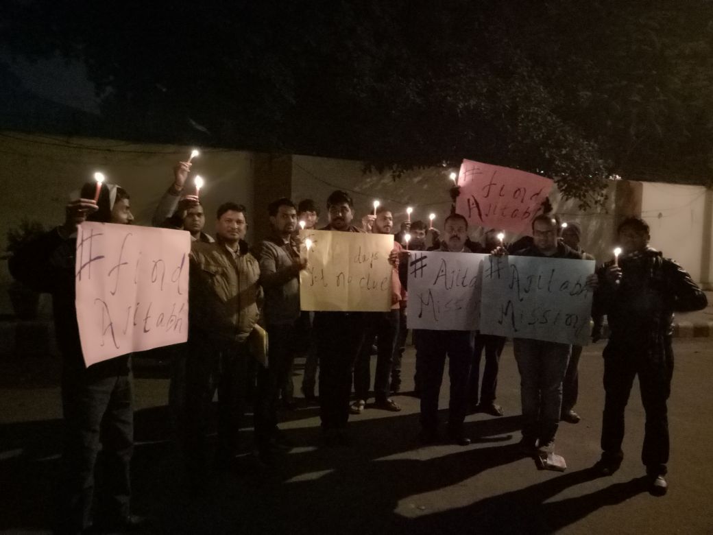 AshokSi52138622's tweet image. #SaveKumarAjitabh @CIDKarnataka @NitishKumar @AmitShah @PMOIndia  @CMofKarnataka @CMOMaharashtra @TelanganaCMO 
 Candle light Protest ,Jantar Mantar, New Delhi 03/01/2018:
SAVE KUMAR AJITABH (Kidnapped with his CIAZ car KA03NA1751,on 18/12/2017 from Bengaluru), still untraceable