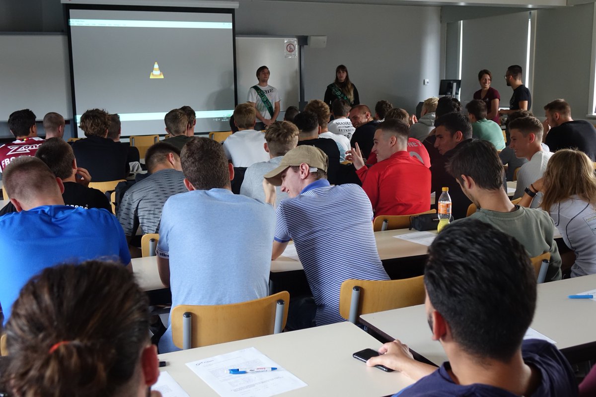 SO_Bru_Dilbeek's tweet photo. Onthaaldag voor de studenten Secundair Onderwijs campus Dilbeek: Voorstelling Studentenvereniging Perkilo "Dat is onze club. Binnenkort ook de jouwe"? #odisee #perkilo #studentenvereniging #dilbeek #lerarenopleidinglichamelijkeopvoeding https://t.co/MXigOenh6Y