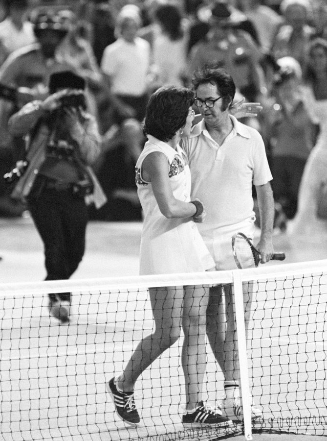 Bobby Riggs and Billie Jean King during  the Battle of the Sexes match in 1973. (Credits: Twitter)