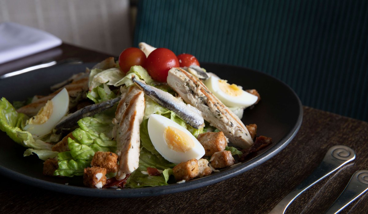 #DishOfTheWeek: #Chicken Caesar Salad with white anchovies, crispy Parma ham, egg, tomatoes, gem lettuce, croutons, and caesar dressing 😍
Available on this menu bit.ly/lunchanddinner… (in two sizes) 
#foodie #christchurch #luxuryhotel