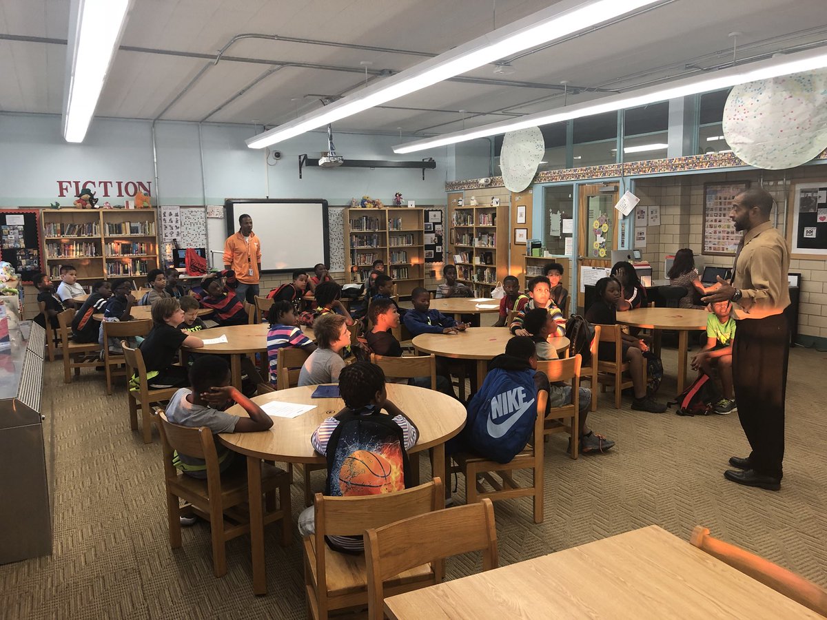 RealTalk_Vine's tweet photo. “Good People are like candles. They burn themselves up to give other people light” powerful words from Mr. Kendrick Tate today @GMASteam. He talked about learning how to forgive and forget. We teaching these kids about building other people up #ContinuingExcellence #RealTalk https://t.co/jhSqrd4v6q