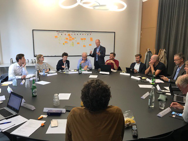 De verpakkingswereld verandert sterk. Hoe kan de koffie- en theesector samenwerken om de verpakkingsketen te verduurzamen? Tijdens een brainstormsessie proberen we met een aantal leden kansen te identificeren.