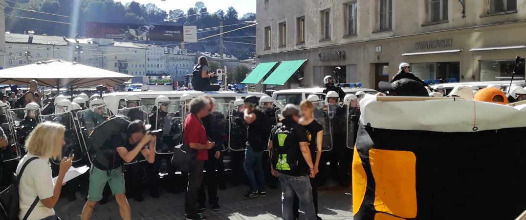RadikaleLinkeAT's tweet photo. 15:15 Das war scheinbar ein im Vorhinein geplanter Stopp durch die Polizei. Wannen machen die angemeldete Demoroute dicht. Demospitze fordert: "Wir wollen weiter!" #nos20 #eu2018at #SalzburgSummit18 https://t.co/ysWai7nnXB