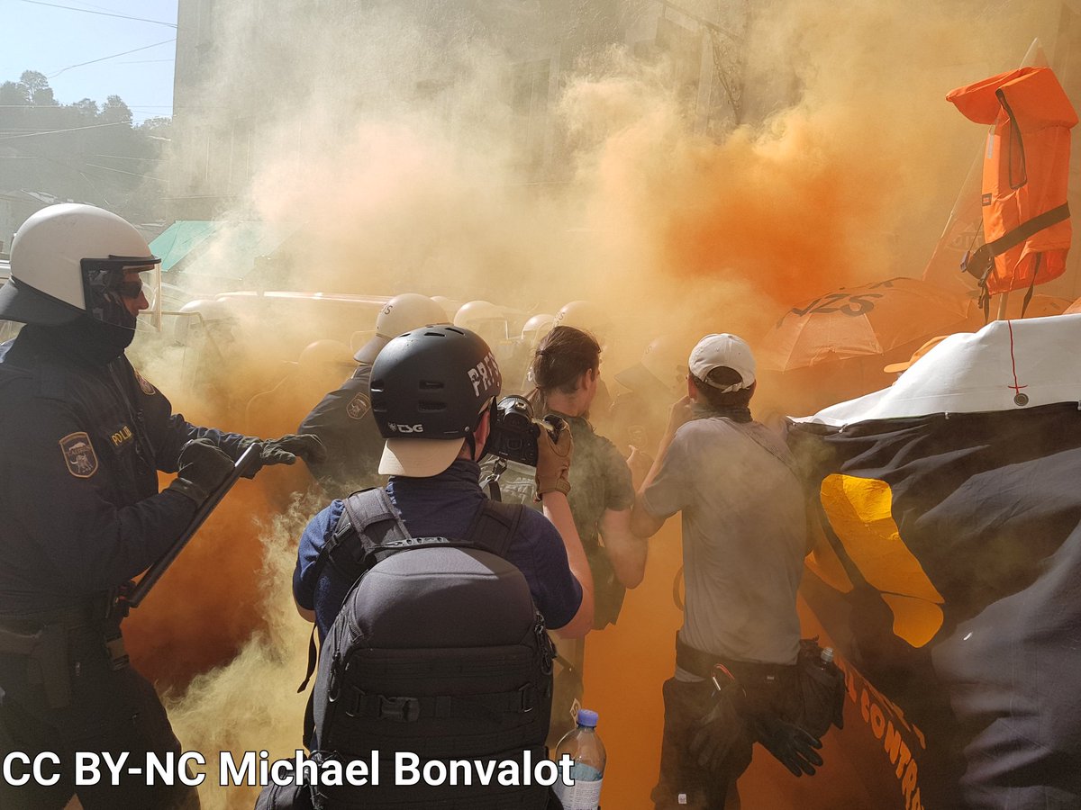 MichaelBonvalot's tweet photo. 15.05h Auseinandersetzungen zwischen Polizei und Demospitze beim Ufer der Salzach. Nun blockiert die Polizei die Straße. 
#SalzburgSummit18 
#summitsalzburg 
#Salzburg 
#nos20 https://t.co/Kk3AFzxU3V