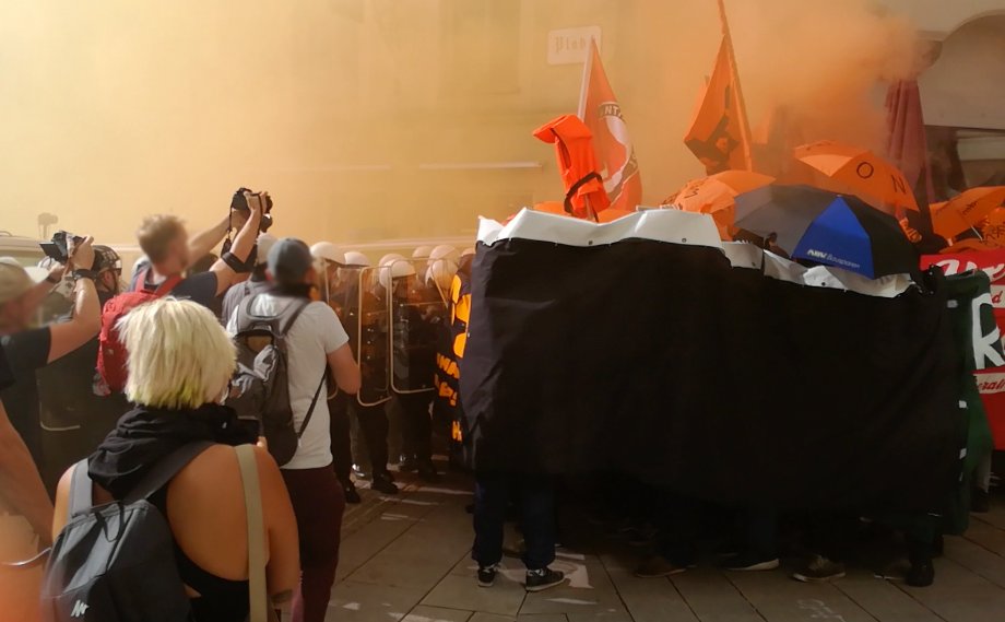 RadikaleLinkeAT's tweet photo. 15:12 Demo wird jetzt in der Linzergasse kurz vor dem Platzl angehalten. Kurzes Gerangel. Situation derzeit noch ruhig. #nos20 #eu2018at #SalzburgSummit18 https://t.co/Mg0IPJF8yV