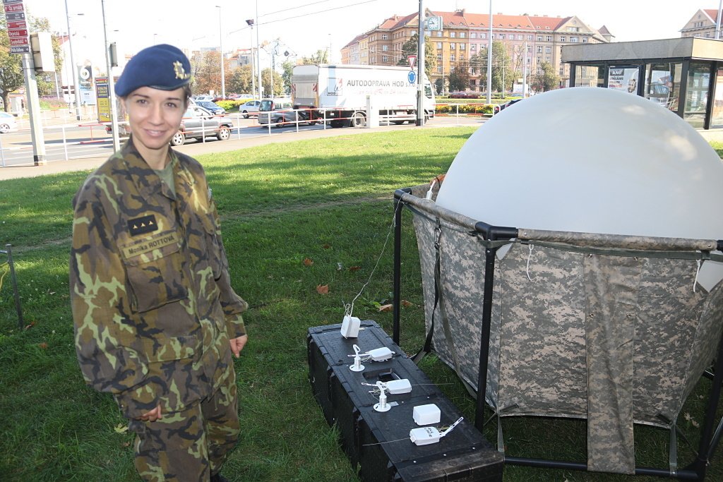 ObranaTweetuje's tweet image. Vojenští geografové a hydrometeorologové slaví sto let od svého založení. Dnes před budovou Generálního štábu AČR, kde společně se ZNGŠ gen. Jaroslavem Kociánem zahájili svou výstavu, představili i svou techniku. #czech100 #meteorolog #vojaci