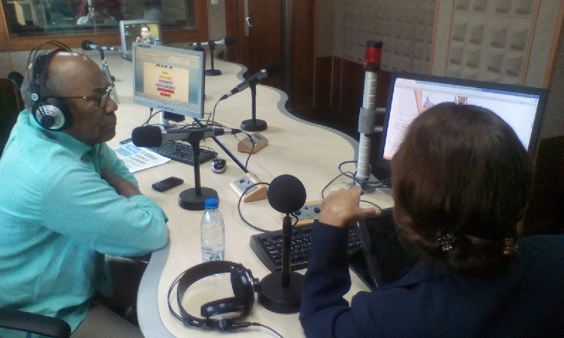CDCETachira's tweet photo. #EnVivo || #DandoYDando 📻 ||  Ministro @psuvaristobulo: "Todos estos tres fines de semana los vamos a seguir dedicando al Trabajo Voluntario en las instituciones educativas y a la vacunación" #EstaEsMiEscuela @NicolasMaduro @RNVinformativa @MPPEDUCACION @charlychaves https://t.co/N5lPUdv9HX