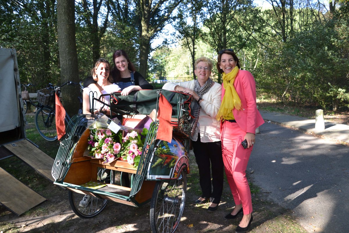 De fietstunnel Angerlo / Doesburg is verfraaid met een muurschildering! Gisteren hebben wethouders Koers (Zevenaar) en wethouder Mulder van Doesburg de twee studenten Cato Verschuur en Myrthe Kouwenhoven, die dit hebben verzorgd, in het zonnetje gezet.